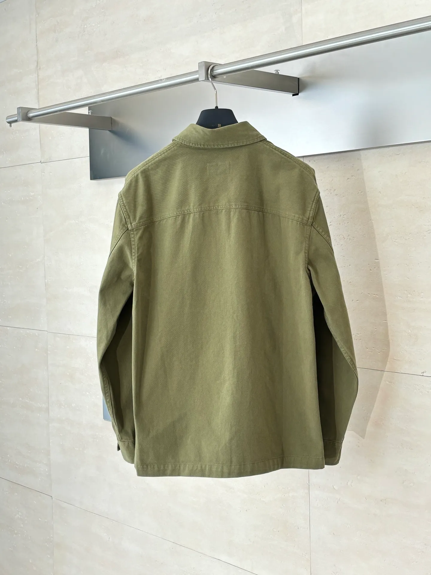 P480 Saint Lauren*/Ysl Saint Laurent embroidered button-down lapel shirt. The natural fiber fabric has excellent breathability and moisture absorption, allowing the skin to breathe freely, keeping it dry and comfortable at all times. You will not feel hot or uncomfortable even if you wear it for a long time. Size: S/M/L/XL